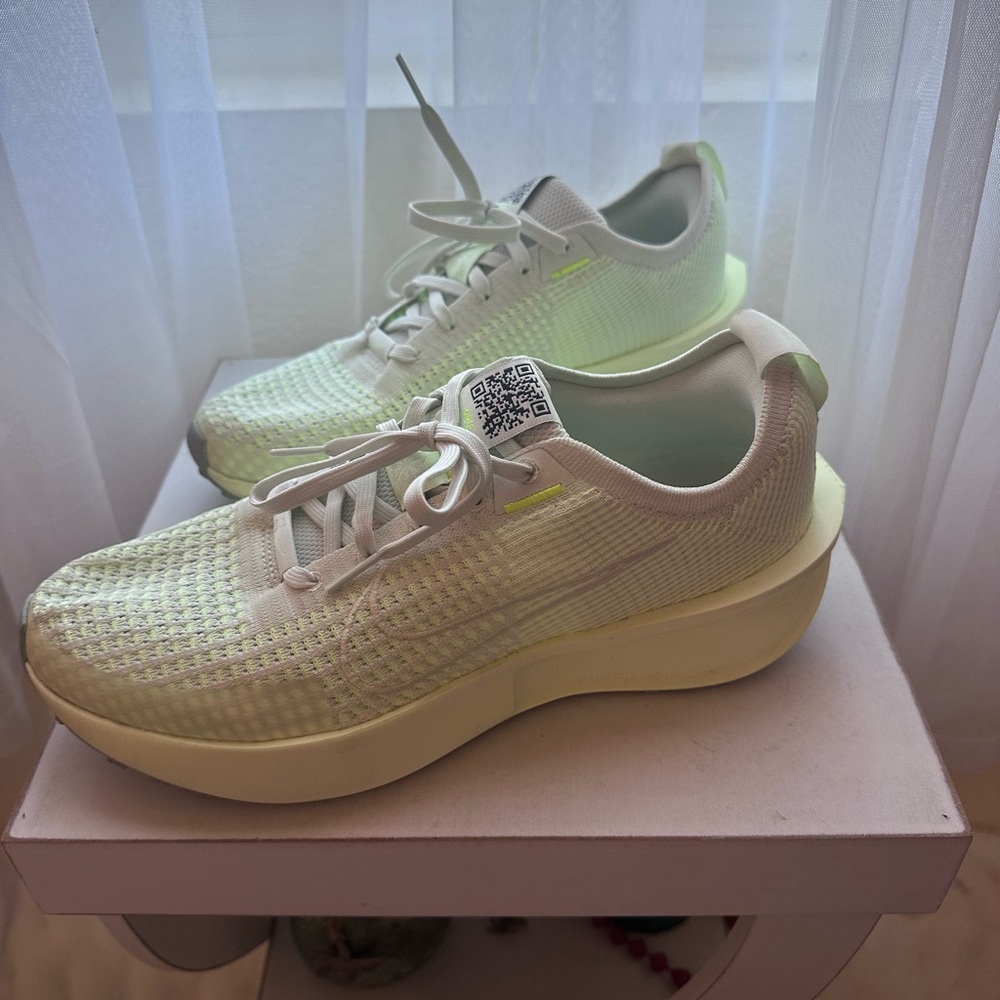 Nike Interact Run, Women's Size 9.5, Neon Lime/Yellow
